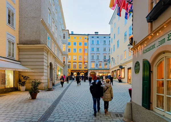 オーストリアのモーツァルトハウスザルツブルクのゲトライデガッセ通りの人々 — ストック写真