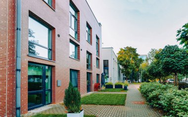 Düz binaları ve dış tesisleri olan modern bir apartman dairesi.