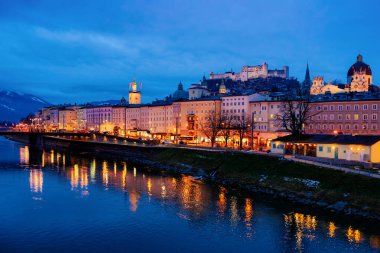 Salzburg Hohensalzburg kale ve Salzach Nehri Avusturya gece Panoraması