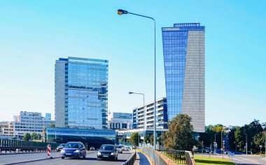 Modern Şehrin Sokak ve Cam İşyeri Mimarisi