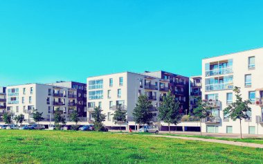 Düz binaları, dış ve dış tesisleri olan modern apartman daireleri.