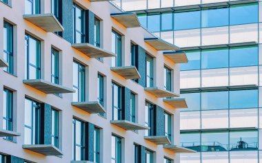 Modern konut apartmanında pencerelerle yüz yüze