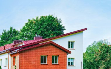 Modern şehir binasının ön cephesi apartman dairesi ve apartman dairesi