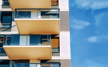 Modern apartman dairesinin dış görünüşü ile ilgili detaylar.