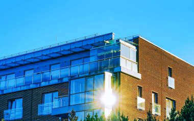 Modern apartman dairesi ve apartmanın dış cephesindeki parçalar.