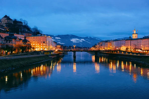 Panorama města Salcburk a řeka Salzach v rakouské noci — Stock fotografie