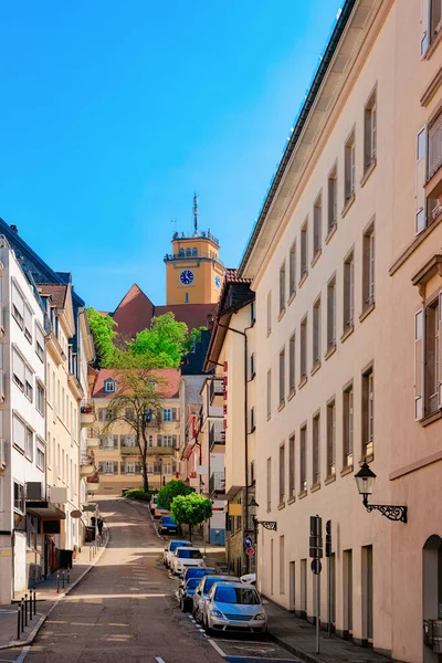 Cityscape s ulicí a automobily v Baden Badenu v Německu — Stock fotografie