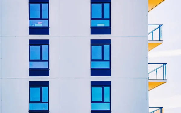 Πρόσοψη με τα Windows Modern κατοικημένη διαμέρισμα και επίπεδη κτίριο — Φωτογραφία Αρχείου