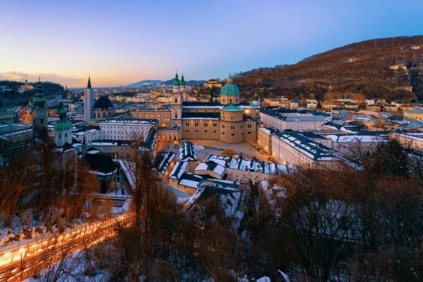 Panorama över Salzburg med katedral med snö från slottet Hohensalzburg — Stockfoto