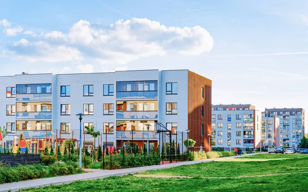 Modern apartman daireleri ve apartmanlar dış ve dış tesisler