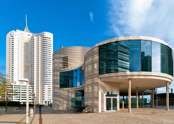 Arquitectura de edificios de oficinas de Glass Business en Modern City en Viena de Austria — Foto de Stock