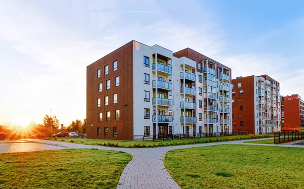 Modernos apartamentos residenciales con pisos edificios exteriores y exteriores — Foto de Stock