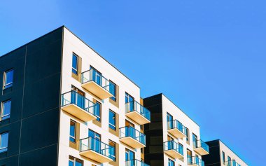 Düz binaları olan Modern yerleşim yerinin bir parçası.