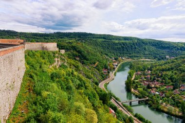 Besancon 'daki Kale ve Bourgogne' daki River Doubs