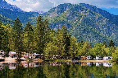 Slovenya'da Bohinj Gölü yakınlarında Karavan karavan römorkkamping