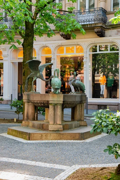 Gími szökőkút Reiherbrunnen a Sophienstrasse a Baden Baden Németországban — Stock Fotó
