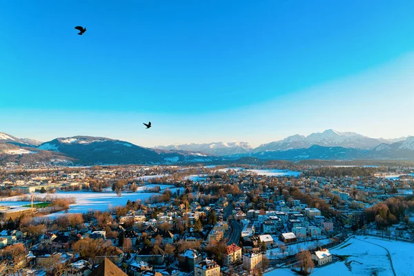 Salzburger panorama mit schnee vom monchsberg in österreich. — Stockfoto