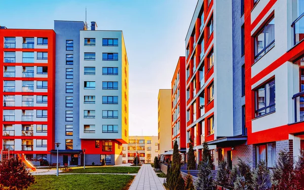 Moderne boliger lejligheder lejligheder bygninger udvendige og udendørs faciliteter - Stock-foto