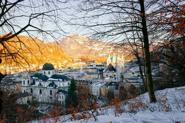 Západ slunce v Salcburku se sněhem z kopce Monchsberg v Rakousku — Stock fotografie