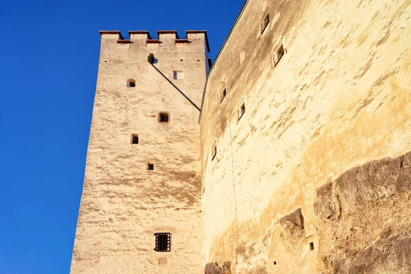 De muren van het kasteel van Salzburg Hohensalzburg in Oostenrijk — Stockfoto