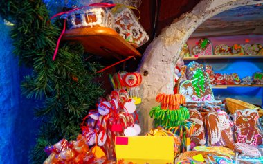 Geleneksel bir Noel pazarında sergilenen şeker kamışları ve zencefilli çörekler