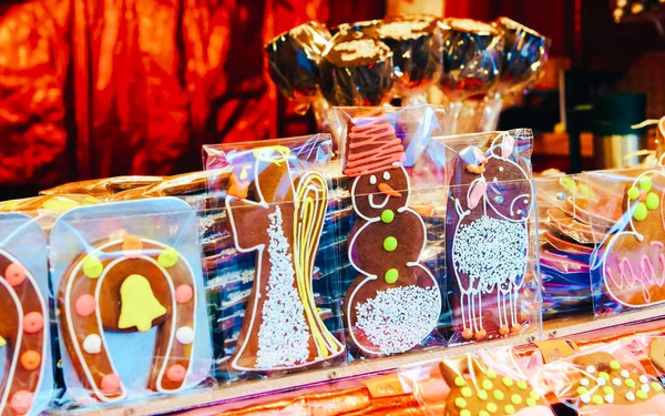 Quioscos con dulces souvenirs de pan de jengibre Mercado Europeo de Navidad — Foto de Stock