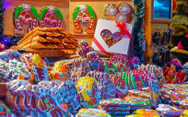 Weihnachtsmarkt und traditionelle Lebkuchen Europäischer Weihnachtsmarkt — Stockfoto