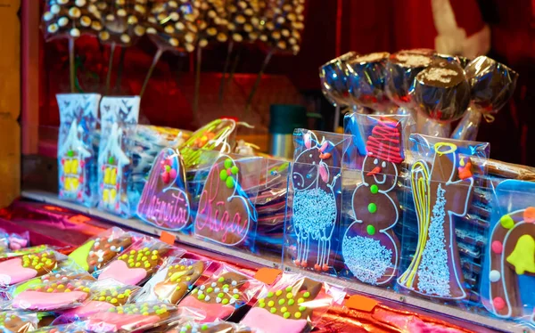 Пряничные сувениры на европейском рождественском рынке — стоковое фото