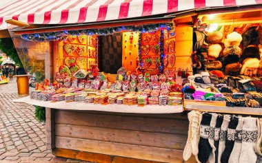 Riga 'daki Noel pazarında zencefilli kurabiye.