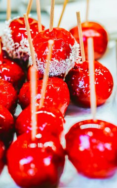 Vilnius 'taki Noel pazarında kırmızı elmalar