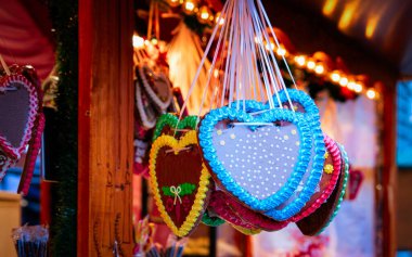 Noel pazarında kalp şeklinde zencefilli kurabiye Wilhelm Memorial Kilisesi