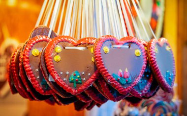 Almanya'da Noel pazarında Kalp şekli Gingerbread çerezleri