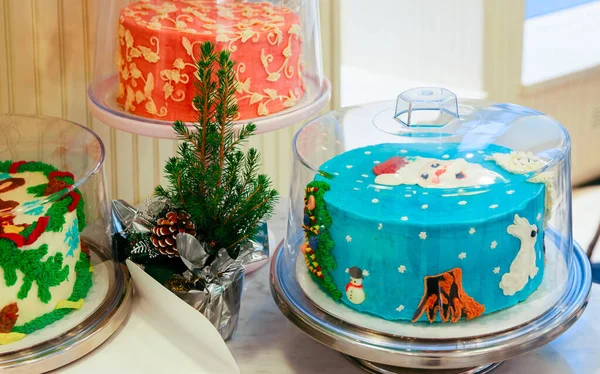 Торт с рождественским украшением Деда Мороза на столе — стоковое фото