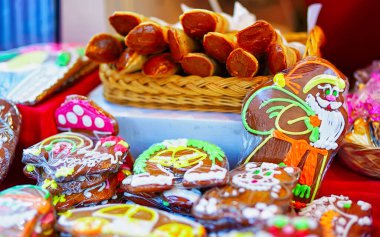 Noel pazarı Riga'da satışa görüntülenen gingerbreads