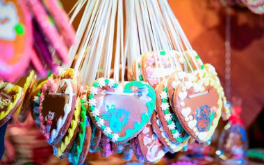 Alexanderplatz 'daki Noel pazarının kalp şeklinde zencefilli kurabiyeleri.