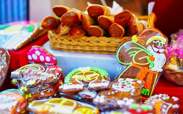 Имбирный хлеб выставлен на продажу на Рождественском рынке в Риге — стоковое фото