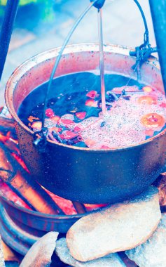 Noel pazarı Riga üzerinde satış için sıcak şarap