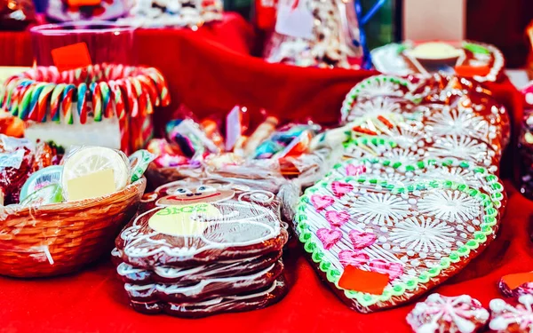 Ručně vyráběné barevné perníčky vystavené Riga vánoční trh — Stock fotografie