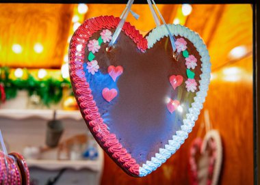 Almanya'da Noel pazarında Kalp şekli Gingerbread çerez