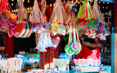 Jandarma Berlin 'deki Noel Pazarı' nda zencefilli kurabiye ve şeker