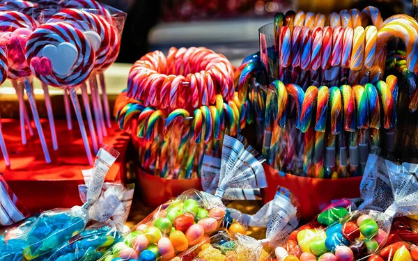 Lollypop auf dem nächtlichen Weihnachtsmarkt am gendarmenmarkt berlin deutschland — Stockfoto