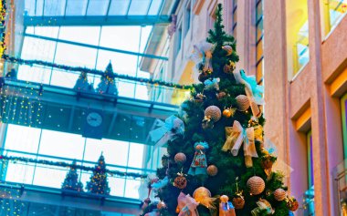 Çok katlı alışveriş merkezinde çok güzel dekore edilmiş Noel ağacı.