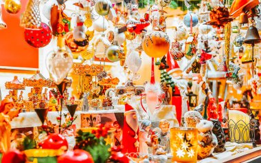 Vilnius 'un yeni Xmas pazarında Noel ağacı süslemesi