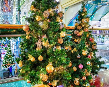 Eski Riga 'daki Galerija Centrs' de süslenmiş Noel ağaçları.