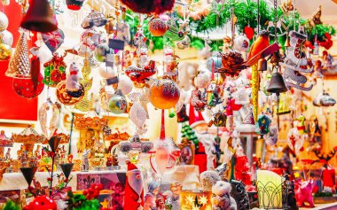 Xmas pazarındaki Noel ağacı süslemesi Vilnius 'a yeni
