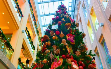 Riga alışveriş merkezindeki Noel ağacının ayrıntıları.