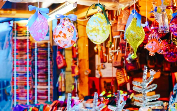 Decoraciones del árbol de Navidad exhibidas para la venta en el mercado de Navidad nuevo —  Fotos de Stock