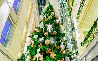 Eski Riga 'daki Galerija Centrs' de güzel bir Noel ağacı.
