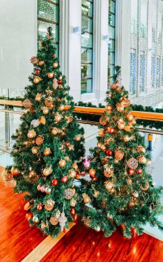 Riga Letonya 'da süslemeli Noel ağacı