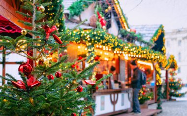 Kış Berlin 'de Mitte' de Opernpalais 'de Noel Pazarı